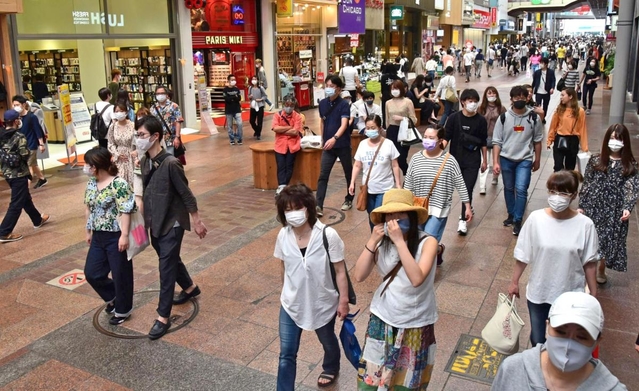 緊急事態宣言が解除され営業再開した店も増え始めた三宮センター街＝２４日午後、神戸市中央区