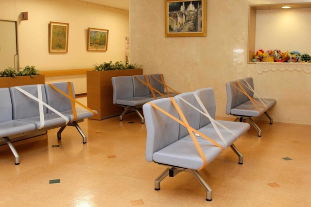 待合スペースのいすも、強制的に距離を取るよう一部をテープで使用禁止にした＝神戸市須磨区大池町５、高橋病院