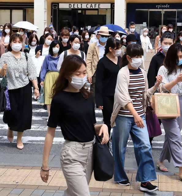 駅前の横断歩道を大勢の人が行き交った＝２５日午前１０時１０分、神戸市中央区、ＪＲ元町駅前（撮影・斎藤雅志）