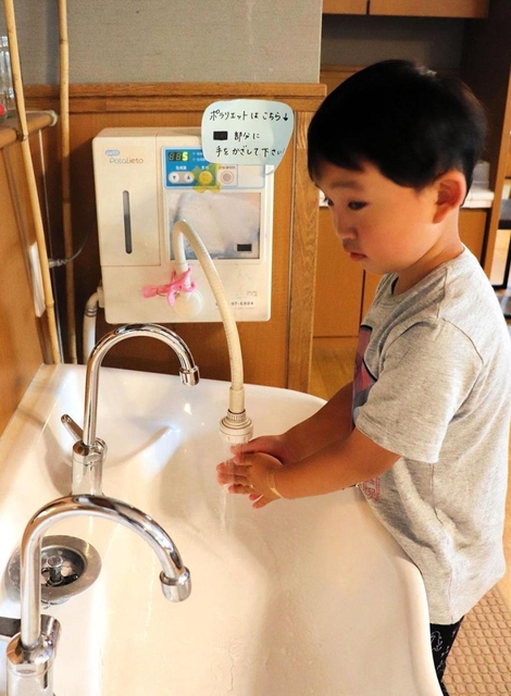 丁寧に手を洗う子ども。感染防止の警戒は続く＝２５日午前、神戸市垂水区清水が丘３、認定こども園「心の森」