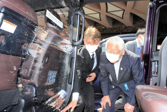特別仕様車の内部を確認する井戸敏三知事（右）＝県庁