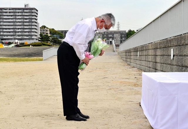 事故現場で献花する泉房穂明石市長＝２６日午前、明石市大蔵海岸通１