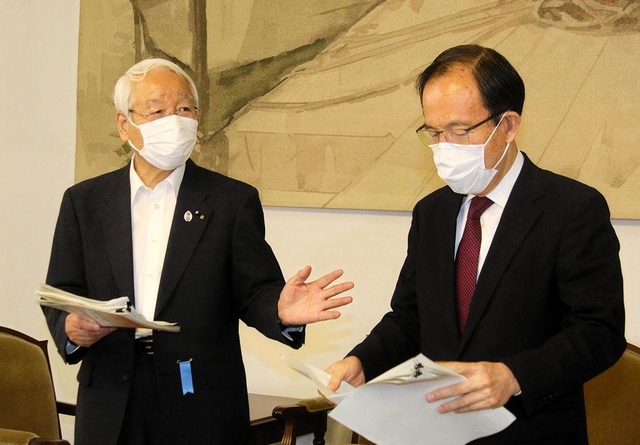 記者団の質問に答える「兵庫県新型コロナウイルス対策協議会」座長の荒川創一・神戸大大学院客員教授（右）と井戸敏三知事＝神戸市中央区下山手通４、兵庫県公館