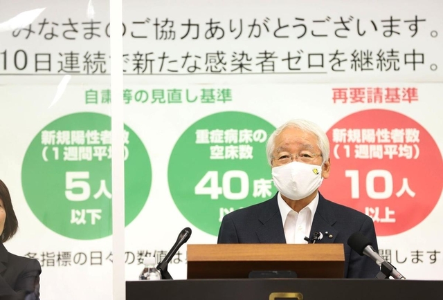 休業要請の全面解除について説明する井戸敏三・兵庫県知事＝２６日午後、神戸市中央区下山手通４（撮影・吉田敦史）