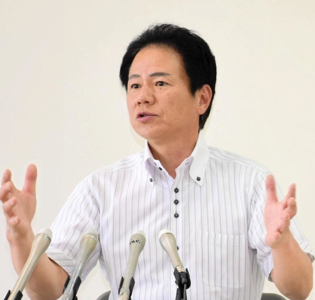 会見する加西市の西村和平市長＝２７日午後、加西市役所