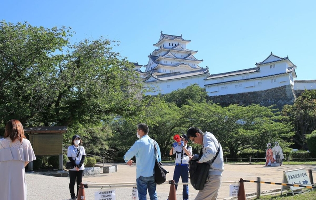 屋外エリアの公開が再開された姫路城＝２８日午前、兵庫県姫路市