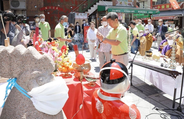 南京町商店街で開かれた新型コロナウイルスの「終息祈願祭」＝２８日午前、神戸市中央区元町通１（撮影・吉田敦史）