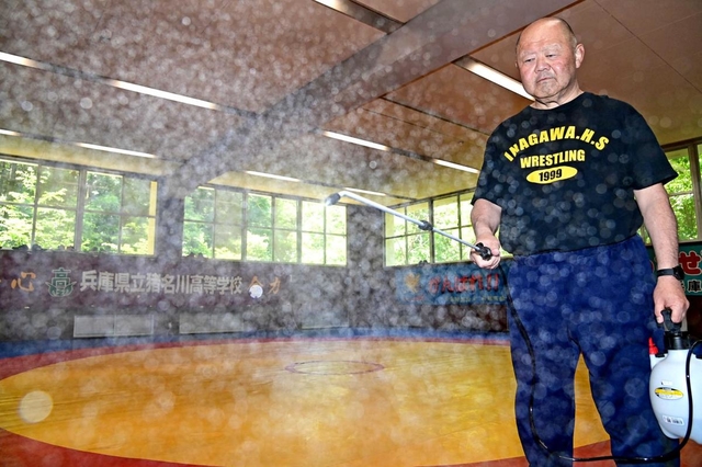 部活動再開に向けて練習場を消毒する、猪名川高レスリング部の浅井功監督＝兵庫県猪名川町紫合（撮影・秋山亮太）