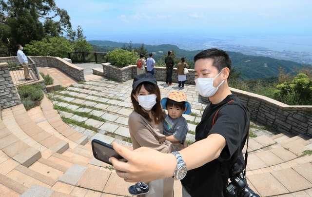 再開した六甲山ガーデンテラスを楽しむ家族連れら＝３０日午前、神戸市灘区六甲山町（撮影・鈴木雅之）