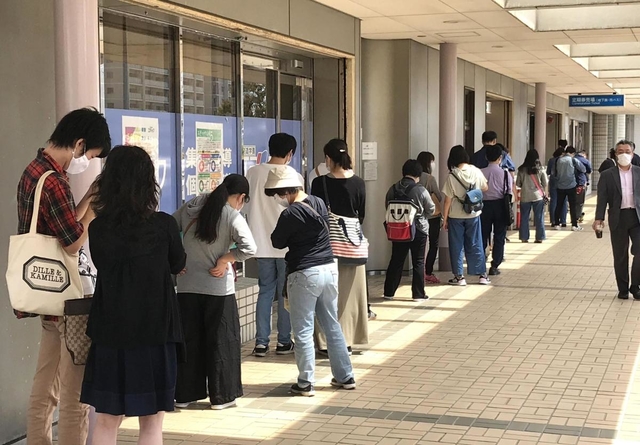 各施設や学校などが６月１日から再開されるのを前に、定期券を買い求める人たち＝３０日午後、神戸市西区糀台５、神戸市営西神中央駅（撮影・辰巳直之）