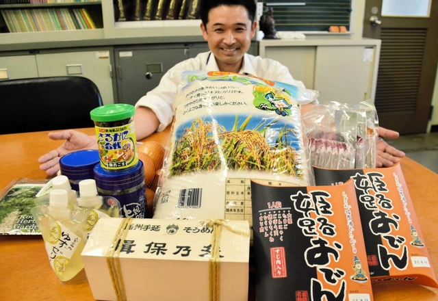 姫路市内のひとり親家庭に配達する２カ月分の地場産品＝姫路市役所
