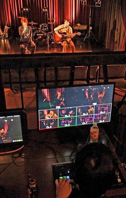 無観客の店内で動画撮影に臨む男性デュオ「にこいち」の井指冬輝（いさし・ふゆき）さん（左）と松田央（ひろ）さん＝神戸市中央区下山手通２、バリット（撮影・後藤亮平）