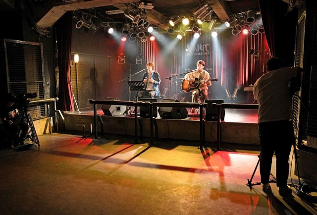 無観客の店内で動画撮影に臨む男性デュオ「にこいち」の井指冬輝（いさし・ふゆき）さん（左）と松田央（ひろ）さん＝神戸市中央区下山手通２、バリット（撮影・後藤亮平）