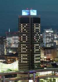 客室の明かりで「ＨＯＰＥ」「ＫＯＢＥ」の文字を浮かび上がらせたホテルオークラ神戸＝７日夜、神戸市中央区