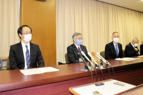 看護師の新型コロナ感染が判明し、会見する市民病院の阪倉長平院長（左端）ら＝明石市役所