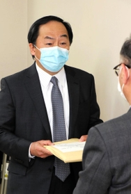県の担当者に嘆願書を提出する兵庫県透析医会の石井洋治会長＝神戸市中央区、県職員会館