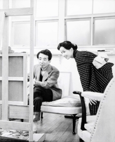 神奈川・逗子の小磯アトリエでの小磯良平と八千草さん（１９５５年、提供写真）