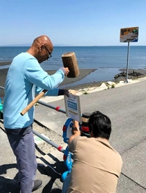 サーフィンの自粛を呼び掛ける張り紙を設置する徳島県サーフィン連盟のメンバー＝徳島県阿南市内（武知さん提供）