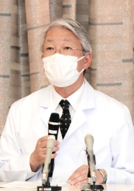 会見で話す神戸市立医療センター中央市民病院の木原康樹院長＝神戸市中央区、神戸市役所（撮影・井川朋宏）