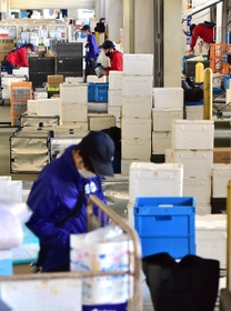 受注の急増を受け、出発直前まで積み込み作業に追われる配達員＝神戸市東灘区魚崎浜町、共同購入センター東灘