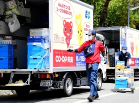急増する宅配。配送センター出発分では積みきれず、道中で追加の積み込み作業も行われている＝神戸市東灘区渦森台２