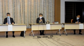 会見する神戸市や神戸労災病院幹部ら＝１０日午後、神戸市役所
