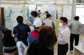 暗証番号の再設定などのため訪れた市民で混雑したマイナンバーカードの窓口＝午前９時３５分、尼崎市役所