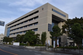 川西市役所＝川西市中央町