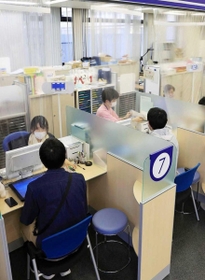 給付金のオンライン申請で必要なマイナンバーカードの手続きに訪れた市民ら＝１１日午後、神戸市長田区北町３、長田区役所（撮影・斎藤雅志）
