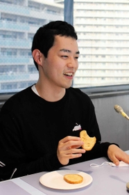 障害者施設で作られたラスクを試食する浜田祐太郎＝ラジオ関西