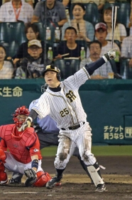 阪神時代の新井さん＝２０１３年、甲子園球場（撮影・飯室逸平）