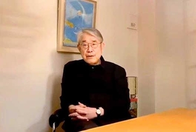 「瑠璃色の地球を歌い、夢と希望を探しに行きましょう」と話す松本隆さん（「ＫＯＢＥ＿ＴＶ」の動画から）