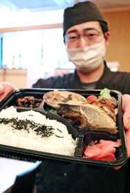 ひとり親家庭に無償提供している「サクラマス弁当」＝神戸市中央区下山手通２