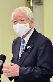 休業要請の部分緩和について解説する井戸敏三知事＝１５日午前、神戸市中央区下山手通４、兵庫県庁（撮影・中西幸大）