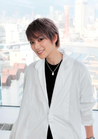 「言葉は武器にも、癒やしにもなる」と作詞の魅力を語る七海ひろき＝神戸新聞社