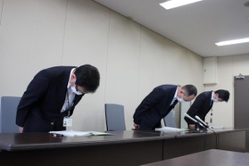 謝罪する生活擁護室の職員＝姫路市安田４、姫路市役所