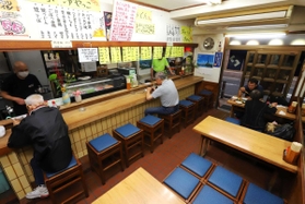１６日から営業時間を２時間延長する居酒屋。三つあるテーブル席の中央は使わないようにしている＝１５日夜、神戸市中央区中町通２（撮影・吉田敦史）