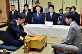 第９期加古川青流戦決勝３番勝負第１局で、初手を指す池永天志四段。右は服部慎一郎三段（現四段）＝２０１９年１０月、加古川市、鶴林寺