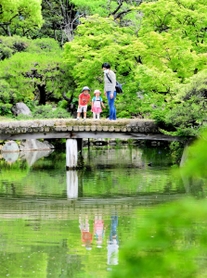 約４０日ぶりに再開し、新緑に包まれた園内を散策する親子＝１８日午前、神戸市中央区中山手通５、相楽園（撮影・中西幸大）