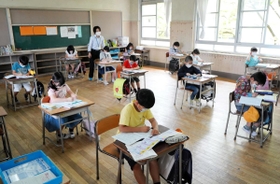 座席の間隔を空けた教室で課題に取り組む児童ら＝１８日午前、尼崎市下坂部１、尼崎市立下坂部小学校
