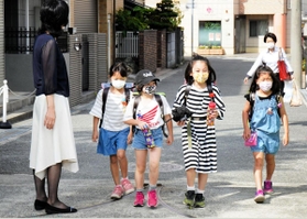 約１カ月ぶりに登校する児童ら＝１８日午前、尼崎市下坂部１、下坂部小学校