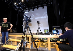インターネットを使った舞台のライブ配信を見据えて準備をするスタッフら＝神戸市中央区琴ノ緒町５、神戸三宮シアター・エートー（撮影・斎藤雅志）