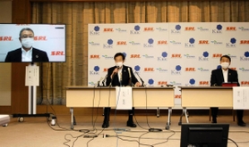 ＰＣＲ検査態勢の拡充について説明する久元喜造神戸市長（中央）とシスメックスの家次恒会長兼社長（右）。左はエスアールエルの東俊一社長＝神戸市役所
