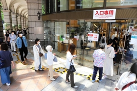 間隔を空けて列を作り、入店する買い物客＝１９日午前、神戸市中央区明石町、大丸神戸店（撮影・大山伸一郎）