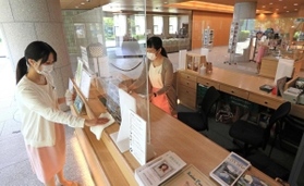 受付についたてを設置し、消毒しながら営業する小磯記念美術館＝１９日午前、神戸市東灘区向洋町中５（撮影・鈴木雅之）