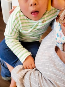 マスクを着けていないダウン症児。口元を覆われるのがどうしても不快だという＝神戸市内