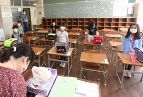 間隔を空けて席に着く児童＝２０日午前、神戸市中央区中山手通４、こうべ小学校（撮影・辰巳直之）