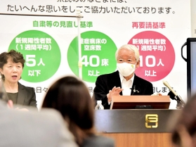 政府による緊急事態宣言解除を受け、会見する兵庫県の井戸敏三知事＝２１日夜、兵庫県庁（撮影・中西幸大）