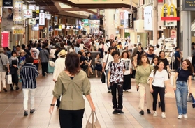 ２０１９年９月１９日の三宮センター街＝神戸市中央区