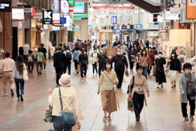 ２０２０年５月１８日正午すぎの三宮センター街＝神戸市中央区